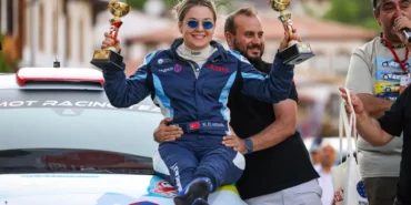 engelli-kadin-ralliciden-cifte-podyum-1750159869-131_large.webp.webp