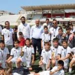 baskan-buyukgoz-minik-sporculari-yalniz-birakmadi-1750247562-677_large.webp.webp