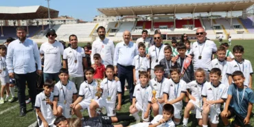 baskan-buyukgoz-minik-sporculari-yalniz-birakmadi-1750247562-677_large.webp.webp