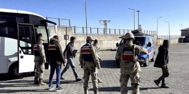 icisleri-bakani-yerlikaya-15-gocmen-kacakciligi-organizatoru-ve-446-duzensiz-gocmenin-yakalandi-174r.jpeg