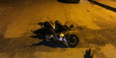 1820907-otomobille-carpisan-motosikletin-surucusu-hayatini-kaybetti-oglu-agir-yaralandi-6859d2be9c2f.jpeg