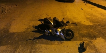 1820915-otomobille-carpisan-motosikletin-surucusu-hayatini-kaybetti-oglu-agir-yaralandi-685a29bfe853.jpeg