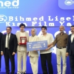 1821116-bursa-da-liselilerin-aile-temasiyla-cektigi-kisa-film-yarismasinin-odul-toreni-duzenlendi-68.jpeg