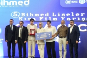 1821116-bursa-da-liselilerin-aile-temasiyla-cektigi-kisa-film-yarismasinin-odul-toreni-duzenlendi-68.jpeg