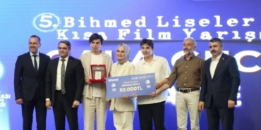 1821116-bursa-da-liselilerin-aile-temasiyla-cektigi-kisa-film-yarismasinin-odul-toreni-duzenlendi-68.jpeg