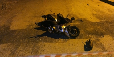 kocaeli-otomobille-carpisan-motosikletteki-baba-oldu-oglu-agir-yaralandi-im3u.jpg