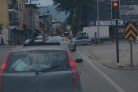 1821235-bursa-trafiginde-korkulan-anlar-goren-herkes-tepki-gosterdi-685bcf638e1e3.png