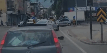 1821235-bursa-trafiginde-korkulan-anlar-goren-herkes-tepki-gosterdi-685bcf638e1e3.png