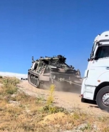 1821315-ankara-da-yolda-kalan-tirlarin-imdadina-tank-yetisti-685c5ad245f52.jpg