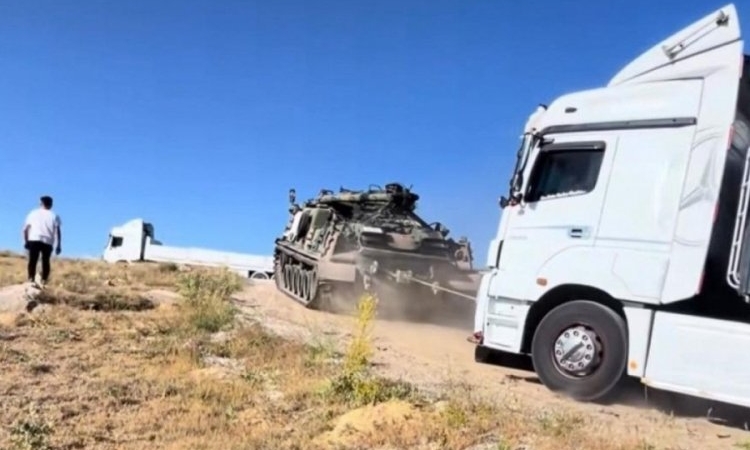1821315-ankara-da-yolda-kalan-tirlarin-imdadina-tank-yetisti-685c5ad245f52.jpg
