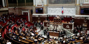 Fransada-Firtina-Meclis-Oturumunu-Durdurdu.webp.webp