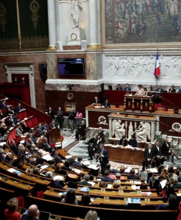 Fransada-Firtina-Meclis-Oturumunu-Durdurdu.webp.webp