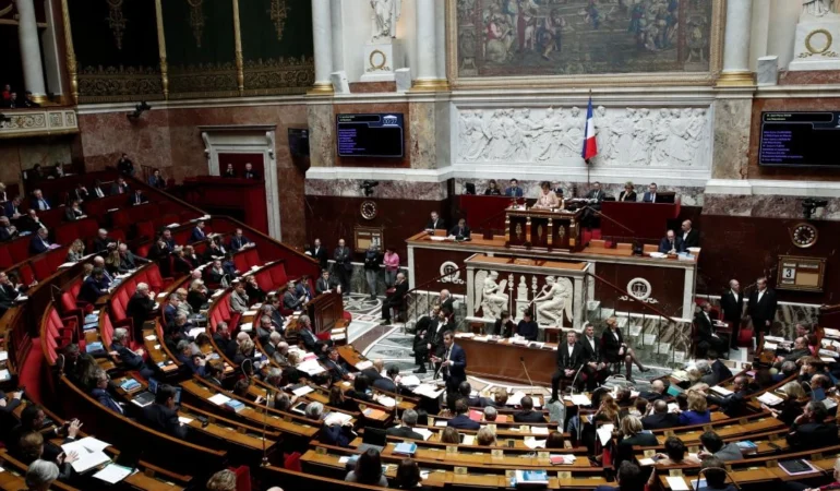 Fransada-Firtina-Meclis-Oturumunu-Durdurdu.webp.webp