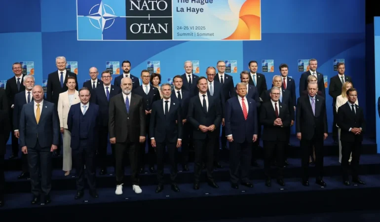 nato-liderler-zirvesi-nde-aile-fotografi-cekildi-1750856311-718_large.webp.webp
