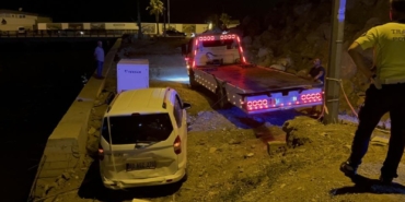 depremde-yikilan-bina-enkazini-yol-sanan-surucu-kaza-yapti-cku7.jpg