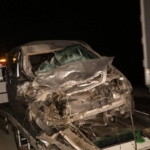 1826803-otomobil-ile-minibus-kafa-kafaya-carpisti-2-si-agir-5-yarali-6878234353fc5.jpg