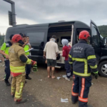 minibus-bariyere-saplandi-sarkici-cagan-sengulun-de-bulundugu-7-kisi-yaralandi-jgdk.jpg