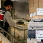 81-ilde-sahte-alkol-operasyonu-62-bin-litre-alkol-ele-gecirildi-1754372999-389_large.webp.webp