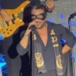 1832628-emre-altug-sahneye-osimhen-in-maskesiyle-cikti-6894a76342fd4.jpg