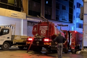 1835707-5-katli-is-merkezinin-catisinda-yangin-cikti-ekiplerin-mudahalesi-suruyor-68a2276f8fa30.jpg