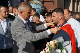 golcuk-belediyesi-baspehlivanina-kutlama-1755352888-327_large.webp.webp