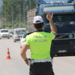 bir-garip-olay-gargara-yaparak-trafige-cikti-112-promil-alkollu-cikti-ehliyeti-elinden-alindi-gwe4.j.jpeg