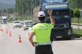 bir-garip-olay-gargara-yaparak-trafige-cikti-112-promil-alkollu-cikti-ehliyeti-elinden-alindi-gwe4.j.jpeg