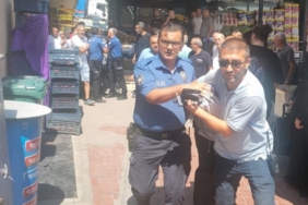 1836581-kuyumcu-soymaya-calisan-hirsiz-sert-kayaya-tosladi-esnaftan-meydan-dayagi-yedi-68a49a5964fb8.jpeg