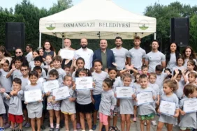 bursa-osmangazi-de-minikler-yaz-tatilinde-yuzmeyi-ogrendi-1755941713-344_large.webp.webp