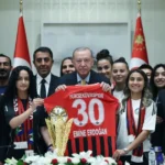 cumhurbaskani-erdogan-yuksekovaspor-kadin-futbol-takimi-ni-agirladi-1756302559-602_large.webp.webp