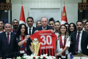 cumhurbaskani-erdogan-yuksekovaspor-kadin-futbol-takimi-ni-agirladi-1756302559-602_large.webp.webp