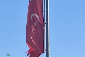 1839387-bursa-ya-yakismayan-goruntu-turk-bayraginin-hali-tepki-cekti-68b019991f9d0.jpeg