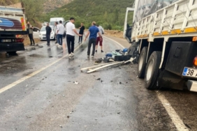 1841251-kamyonlar-kafa-kafaya-carpisti-1-agir-yarali-var-68b89228ab5ab.jpg