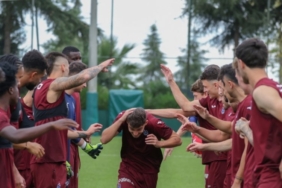 1842020-trabzonspor-un-yeni-transferi-ernest-muci-ilk-antrenmanina-cikti-68bc7ee651aee.jpg