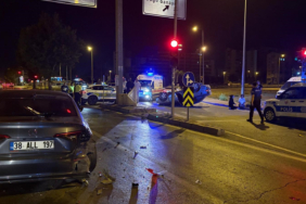 kayseride-isikta-bekleyen-otomobile-arkadan-carpan-arac-takla-atti-hkfd.jpg