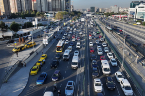 istanbulda-yeni-egitim-ogretim-yilinin-ikinci-gununde-trafik-yogunlugu-0a5m.jpg