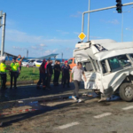 tir-minibuse-carpti-trabzondaki-kazada-15-kisi-yaralandi-rlag.jpg