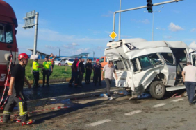 tir-minibuse-carpti-trabzondaki-kazada-15-kisi-yaralandi-rlag.jpg