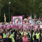 1844086-londra-daki-asiri-sagcilarin-eyleminde-4-u-agir-26-polis-yaralandi-68c5f21fade36.jpg