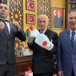 mhp-lideri-bahceliin-boks-eldivenleriyle-verdigi-poz-sosyal-medyada-cok-konusuldu-ooib.jpg