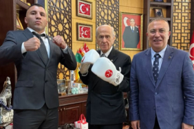 mhp-lideri-bahceliin-boks-eldivenleriyle-verdigi-poz-sosyal-medyada-cok-konusuldu-ooib.jpg