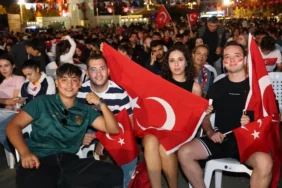 kocaeli-kent-meydani-nda-yer-gok-kirmizi-beyaz-1757885063-6_large.webp.webp