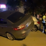 1854112-park-halindeki-2-araca-carpip-asili-kaldi-surucu-olay-yerinden-kacti-68f413025e484.jpg