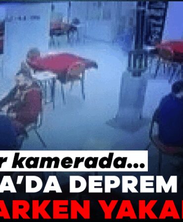925070-bursa-da-deprem-okey-oynarken-yakaladi-o-anlar-kamerada-68ffe67ed8a75.jpg