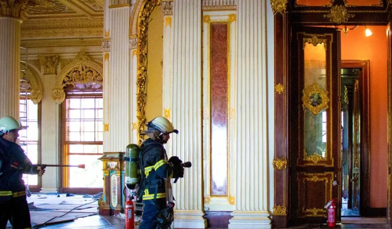 dolmabahce-sarayi-nda-gercekci-yangin-tatbikati-1761566173-819_large.webp.webp