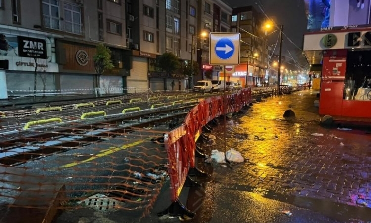 Tramvay Yolunda Sıkışan Araç Seferleri Aksattı!