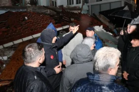 6-1-lik-deprem-sonrasinda-bakan-yerlikaya-sahada-1761634017-504_large.webp.webp