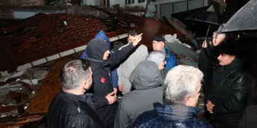 6-1-lik-deprem-sonrasinda-bakan-yerlikaya-sahada-1761634017-504_large.webp.webp