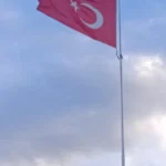 bilecik-gumusdere-de-20-metrelik-turk-bayragi-goklerde-1761657661-289_large.webp.webp