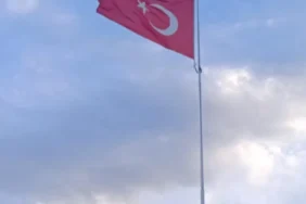 bilecik-gumusdere-de-20-metrelik-turk-bayragi-goklerde-1761657661-289_large.webp.webp